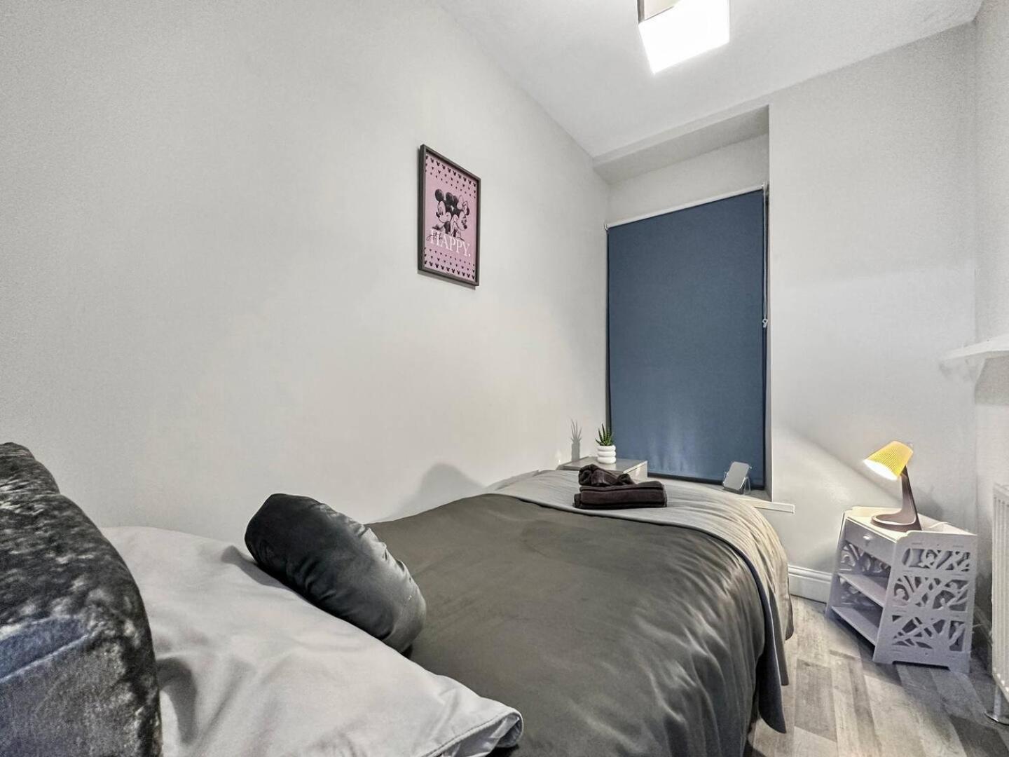 3 Bed Home In Tonypandy With Balcony View Room Llwynypia Exterior photo